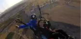 Yamaç paraşütünden inen kız arkadaşına evlilik teklifinde bulundu