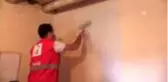 Türk Kızılay gönüllüleri Emine ninenin evini boyayarak güzelleştirdi