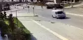 Bir otomobilin yayaya çarpması güvenlik kamerasınca görüntülendi
