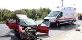 Son dakika haber | Kamyonetle çarpışan otomobil parçalandı, 3 kişi ölümden döndü