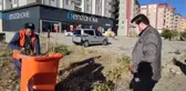 Belediye Başkanı Sayan, temizlik işçileriyle çöp topladı, süpürgeyle temizlik yaptı