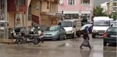 Yağmura hazırlıksız yakalanan vatandaşlar zor anlar yaşadı