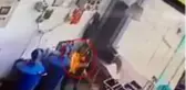 Ellerine dezenfektan döküp, atıkları yakmaya çalışınca alev alev yandı