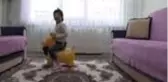 Minik Ayşenur gözlerini kapatarak uyuyacağı günlerin hayalini kuruyor