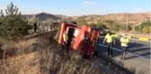 Kum yüklü kamyon devrildi: 1 yaralı