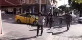 Son dakika... Orman yangınlarına yanmış ağacı omuzuna alıp caddede dolaşarak dikkati çekti
