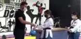 Genç sporcular koronavirüse karşı özel kum torbalarıyla çalışıyor