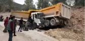 Manisa'da iki kamyon çarpıştı: 2 yaralı
