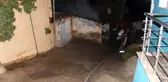 Mum evi tutuşturdu, yangını söndürmeye çalışırken yaralandı