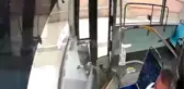 Durak harici indirilmeyen yolcu seyir halindeki otobüsün fren pedalına bastı