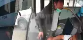 İstediği yerde inemeyince seyir halindeki otobüsün frenine bastı...O anlar kamerada