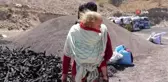 Annesinin bohçasında hayat: Sırtta 16 aylık bebekle ekmek mücadelesi