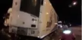 Bariyerlere çarpan tırın sürücüsü yaralandı
