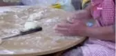 İş başa düşünce muhtar kolları sıvadı, oklavayla hamur açtı
