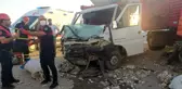 Kamyon ile minibüs çarpıştı: 2 yaralı