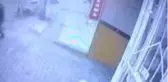 Çatıdan düşen molozlardan son anda kurtuldu