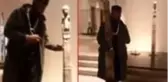 Afrikalı adam, Louvre Müzesi'ndeki ahşap heykeli eline alıp haykırdı: Sömürgeciler tarafından bizden çalınanları almaya geldim