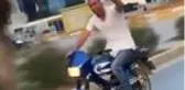 Alkol dolu bardakla motosiklet sürdü, kendisini çekenlere 'şerefe' dedi