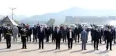 Vali cadde boyu gezerek esnafa ve vatandaşa Türk bayrağı dağıttı
