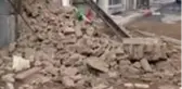 Şiddetli yağmur sonrası 2 katlı metruk binanın bir kısmı çöktü
