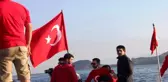 Yunan adalarına karşı dev Türk bayrağı astılar