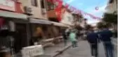Deprem Çeşme'deki bazı viran binaların duvarlarını yıktı