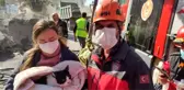 Enkazdan biri hamile dört kedi kurtarıldı