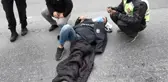 Son dakika gündem: Esenyurt'ta polis kaza yapan kişinin üzerine montunu örttü