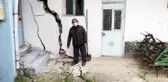 Topraktaki çatlak ve yarıklar yüzünden iki mahalle halkı diken üstünde yaşıyor