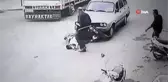 Son dakika... Motosikletin aracın altında kalma anı kamerada
