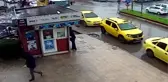Son dakika haber! Ağacın taksinin üzerine devrilmesi güvenlik kamerasına yansıdı