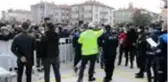 Pazar yeri kura çekiminde gerginlik... Pazarcı esnafı kura çekimine katılmayınca kuraları belediye ekipleri çekti