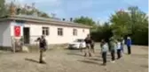 Mehmetçiğin bayrak hassasiyeti... Ziyaret ettiği okulun yıpranmış bayrağını yenisiyle değiştirdi