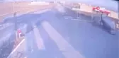 Horasan'da kamyonet traktöre böyle çarptı: 2 yaralı