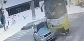 Son dakika: Özel halk midibüsü ile otomobilin çarpıştığı kaza kamerada: 2'si ağır, 7 yaralı