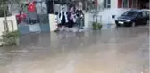 Boru patladı, caddeyi su bastı