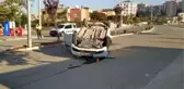 Ehliyetsiz sürücünün kullandığı otomobil park halindeki araca çarparak devrildi