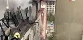 Beyoğlu'nda korkutan çatı yangını, dumanlar kilometrelerce öteden görüldü