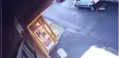 Yaşlı adam 3. kattan yere çakıldı! Feci ölüm kameraya yansıdı