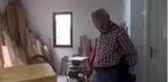 Sanatçıların mobilyalarını tasarlayan marangoz atölyesini köyüne taşıdı