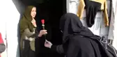 Türk ve İsviçreli aktivist kadınlar İdlib'deki kamplarda bulunan kadınlara gül dağıttı