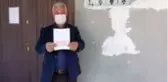 Camide cihazlarını şarj eden gazeteci, not ve para bırakıp 