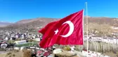 Hizan'da dev Türk bayrağı göndere çekildi