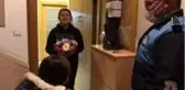 Sokağa çıkamayan minik Nisan Nur'un çiçeğini öğretmenine vermesine zabıta yardım etti