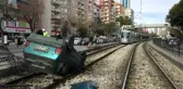 Otomobil tramvay yoluna takla attı