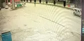 Yolun karşısına geçmeye çalışan yayaya otomobil böyle çarptı