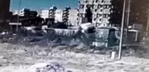 Duraktaki panoya afiş asarken tırın çarptığı işçilerden biri hayatını kaybettiği kaza anı kamerada