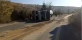 Yola dökülen yağ çöp kamyonunu devirdi;1 yaralı