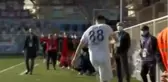 Anıl Karaer'in top toplayıcı çocuğa doğru sert bir vuruş yaptı ve büyük tepki çekti