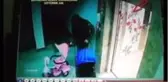 Son dakika haber... Bebek arabası hırsızlığı güvenlik kamerasına yansıdı